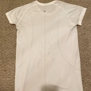 white lululemon t shirt